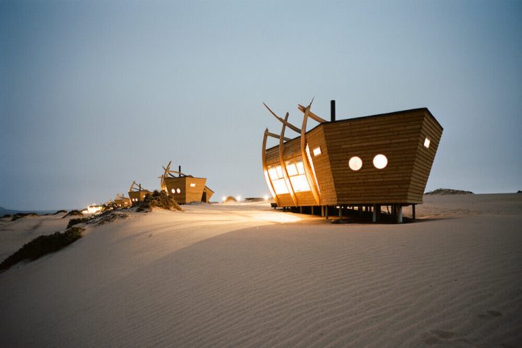 3Shipwreck-Lodge-Accommodation-Rooms-at-night